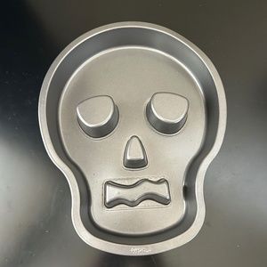 Wilton Halloween Skull Cake Pan. NWOT